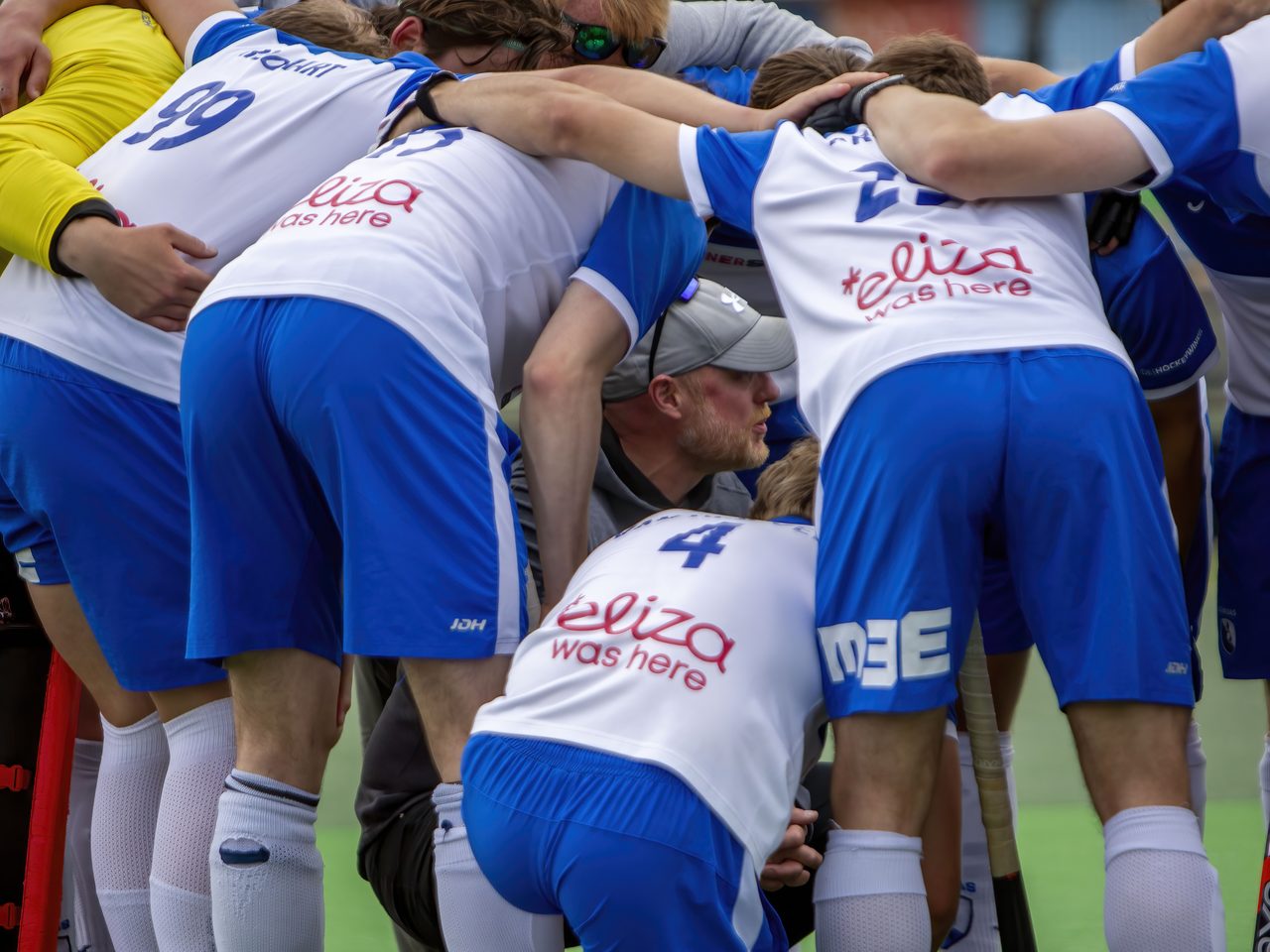 Coach geeft aanwijzingen midden in de teamkring