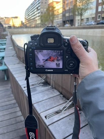 Remco bekijkt een foto op het scherm van zijn camera