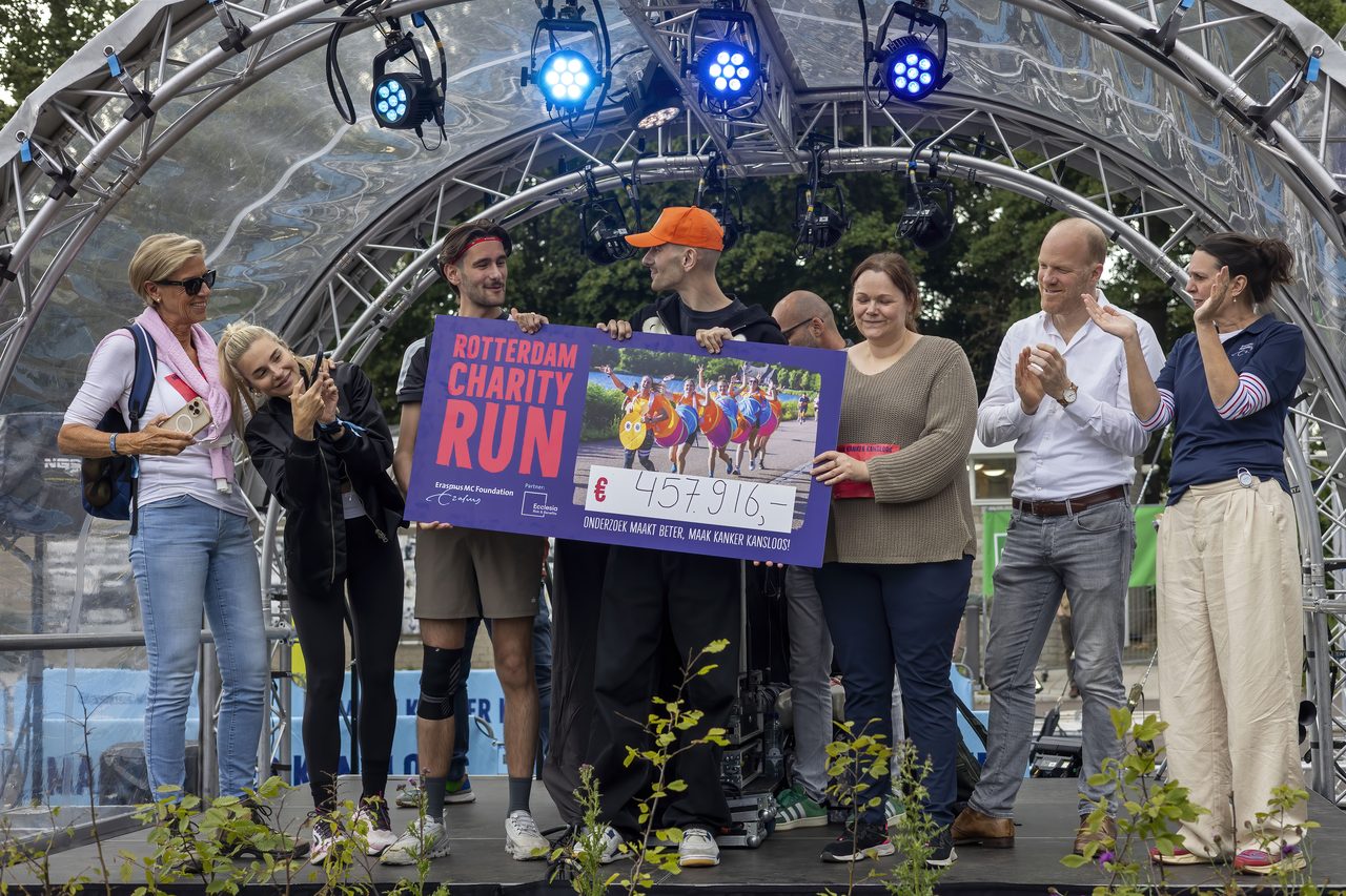 Op het podium wordt de opbrengst van de Rotterdam Charity Run bekendgemaakt