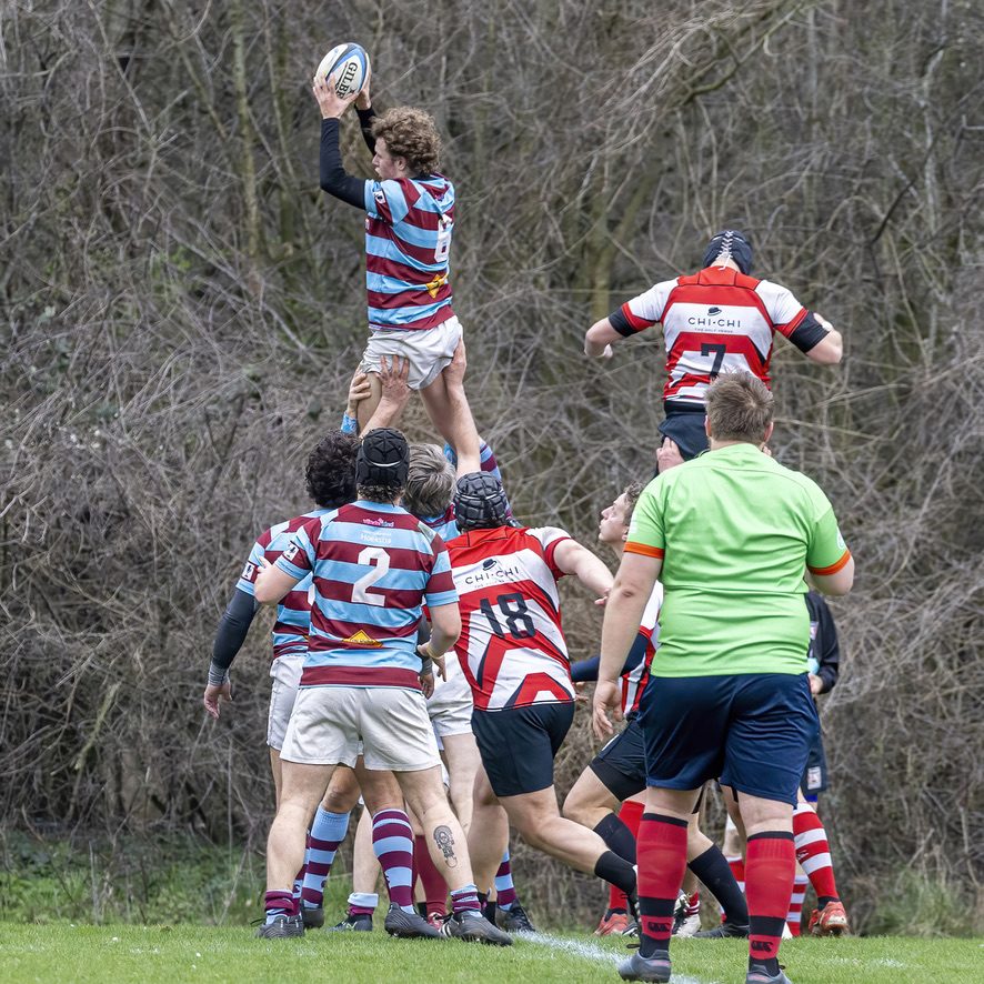 Speler wordt in de line-out opgetild en vangt de bal hoog in de lucht